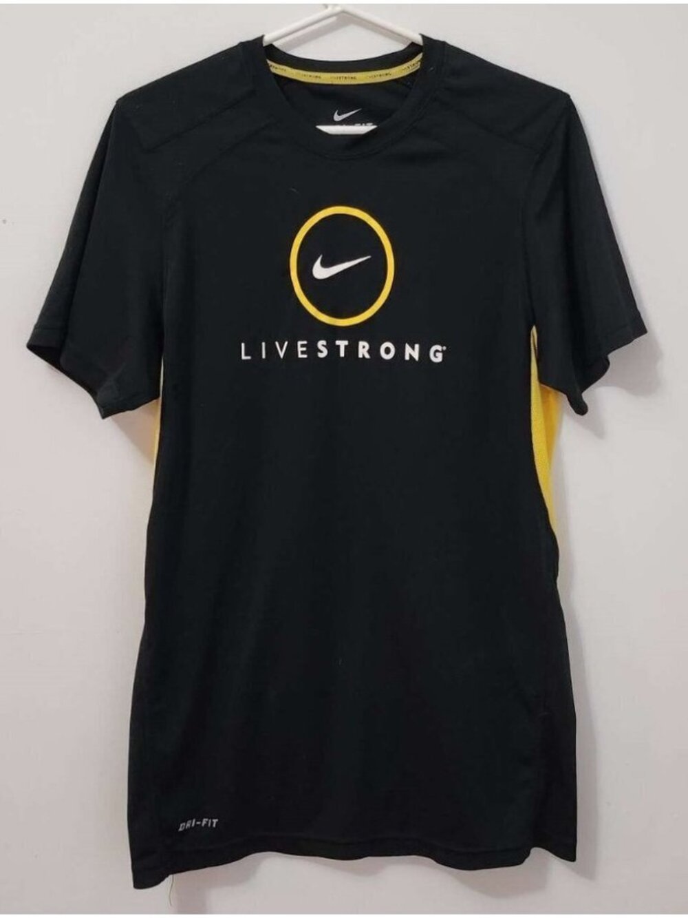 Live‎ Strong Black and Yellow Workout Athletic Mens Short Sleeve Shirt